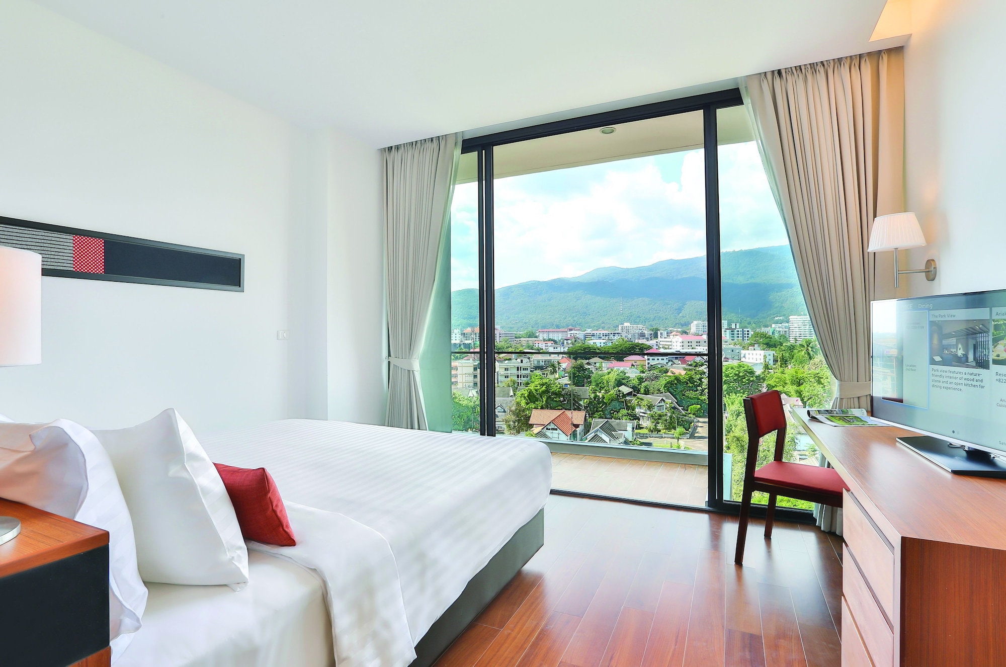 Deluxe Mountain View with Bathtub