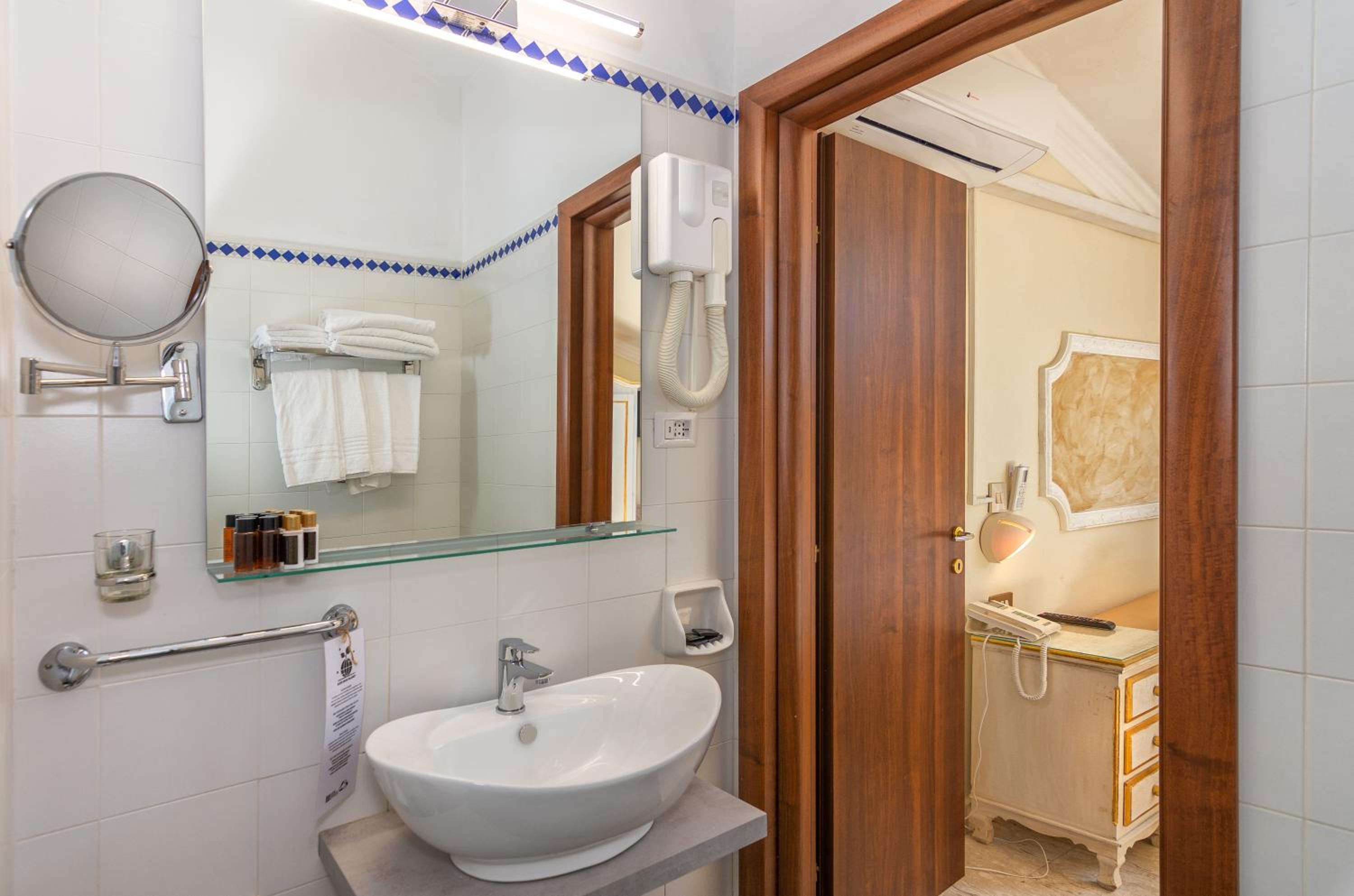 Tahiti Hotel 49/50