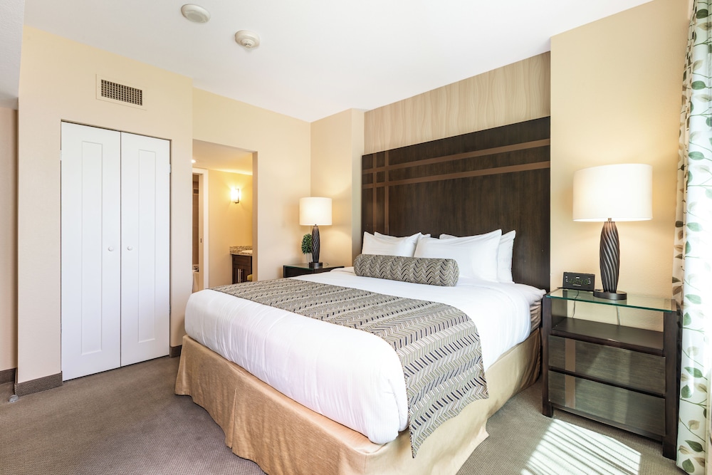 2 BEDROOMS, SUITE, KITCHEN