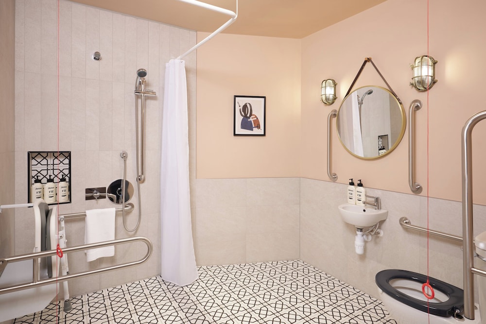 Hotel Indigo Gloucester - The Forum by IHG 50/50