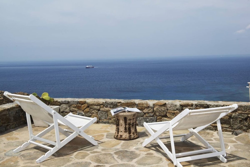 WHITE ROCK SUITES & VILLAS 45/50