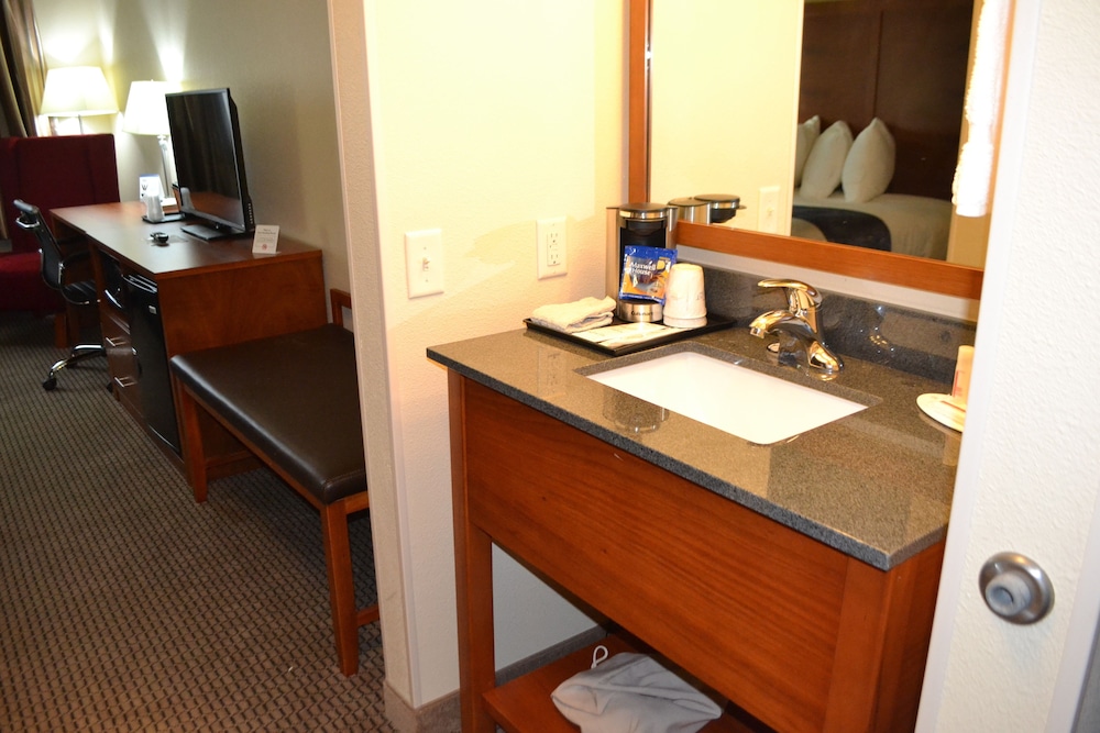 Baymont by Wyndham Grand Forks 40/43