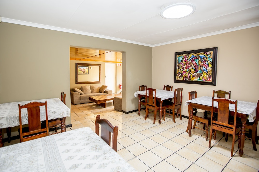 Oria Lodge - Summer Greens 16/22