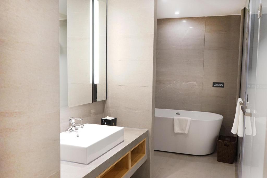 Rezen Longuu Hotel (Zhaoqing Qixingyan scenic spot store) 42/48
