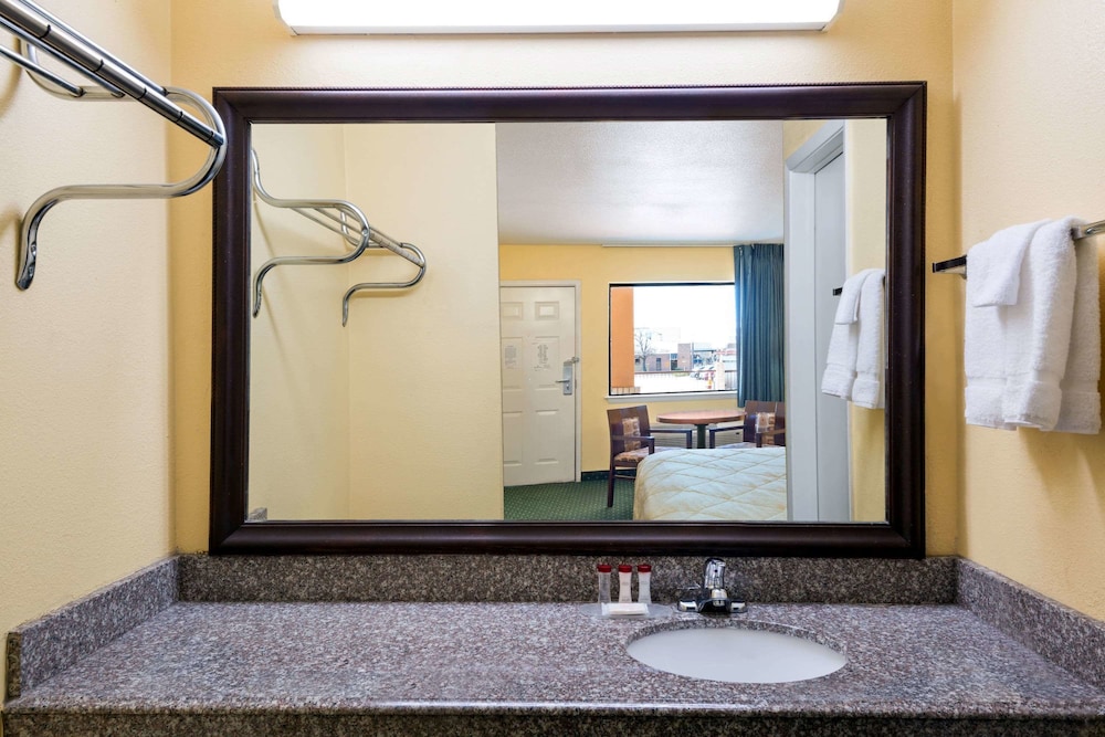 Ramada by Wyndham San Antonio Near SeaWorld/Lackland AFB 42/63