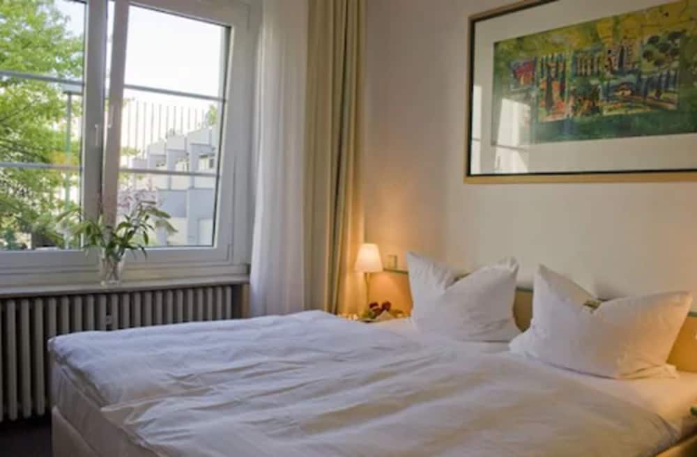 Room, Triple, Double Bed, Sofa