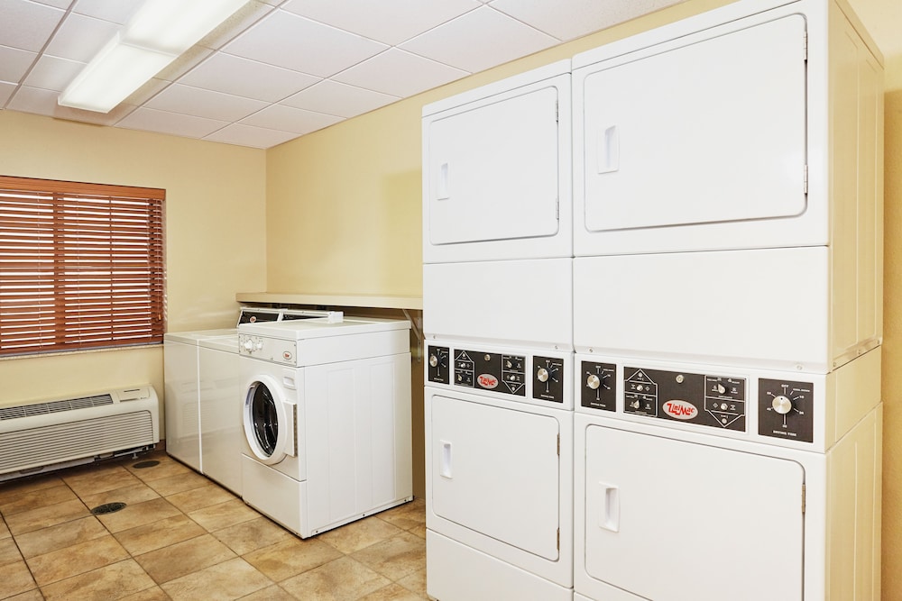 Candlewood Suites Milwaukee Airport-Oak Creek 34/73