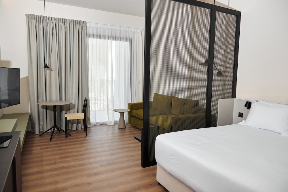 Deluxe, Studio, Suite, Queen Bed