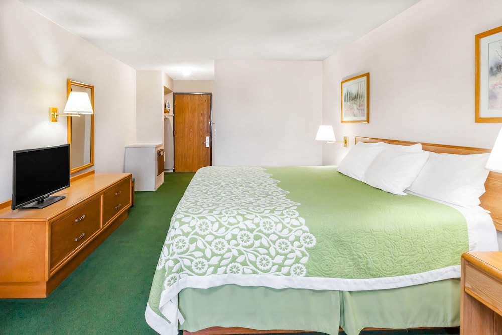 Days Inn By Wyndham Alpena 10/28
