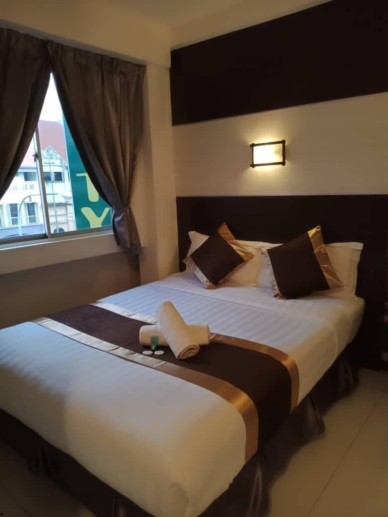 DELUXE, DOUBLE BED