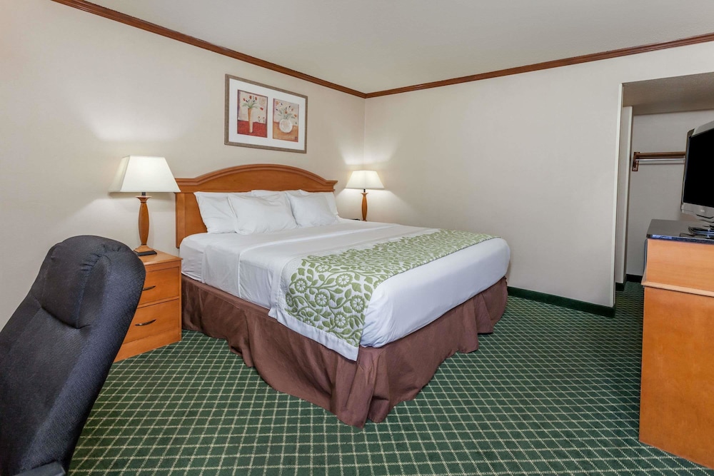 Days Inn & Suites by Wyndham Warren 10/38