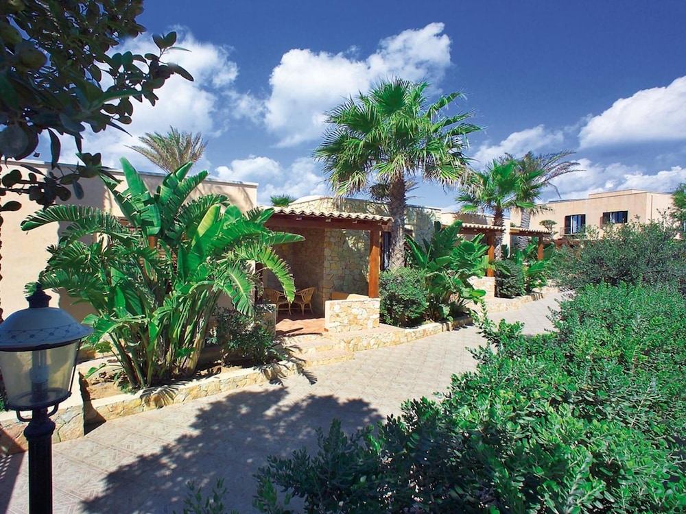 Oasis Hotel Residence and Resort 38/46