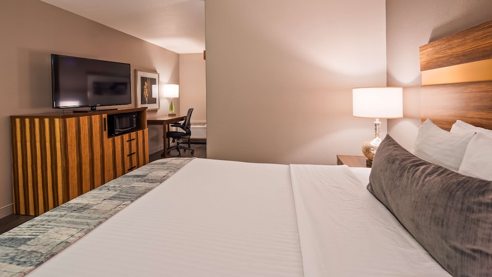 Best Western Cedar Inn & Suites 11/36
