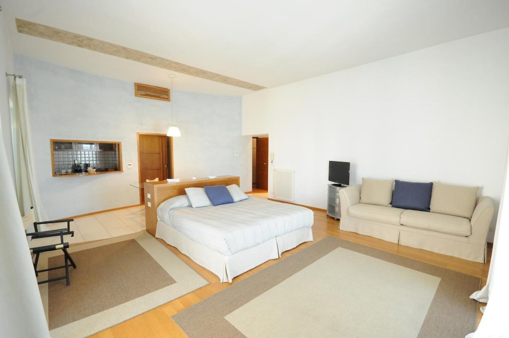 Suite Home Trani 12/50