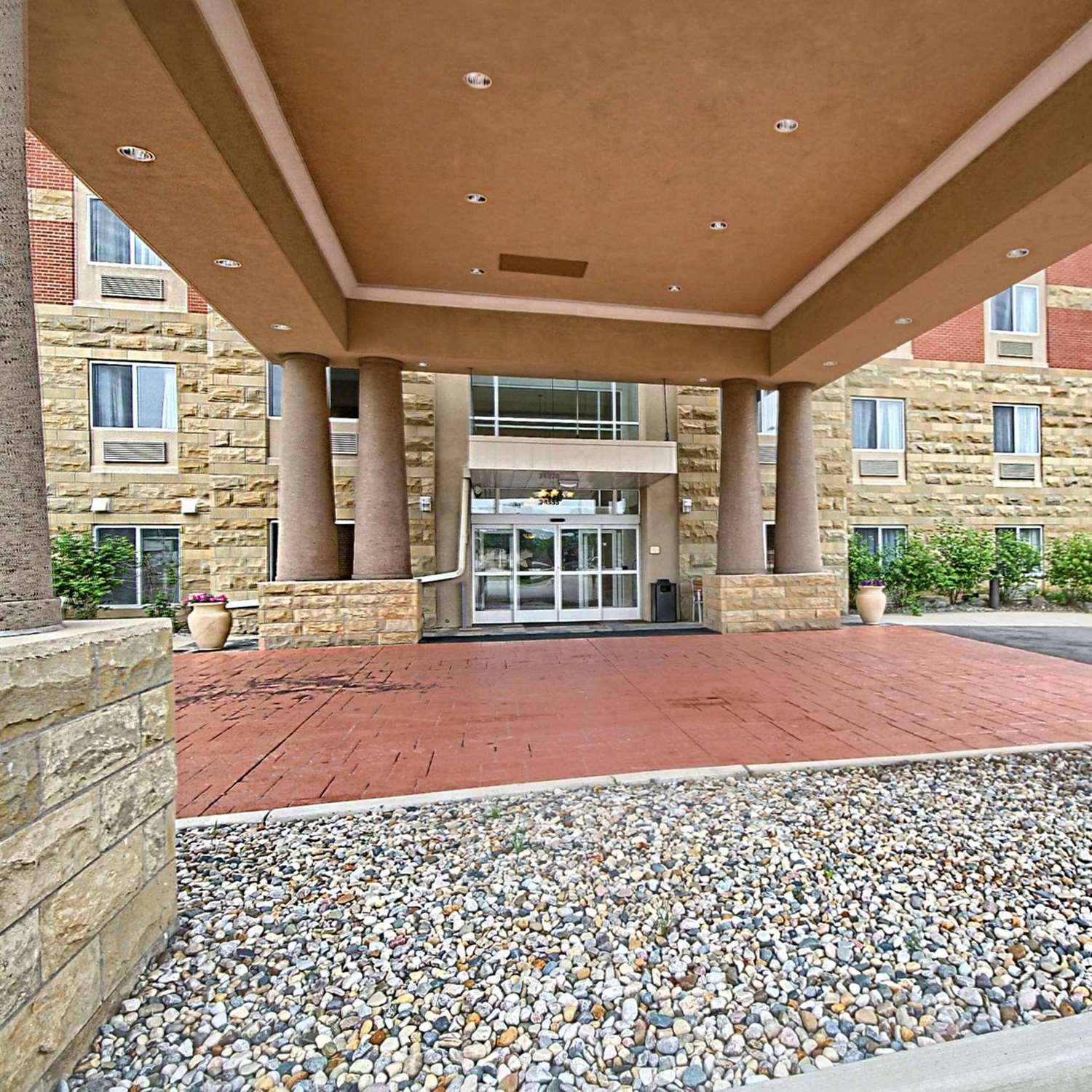 Country Inn & Suites By Radisson, Dearborn, MI 4/21