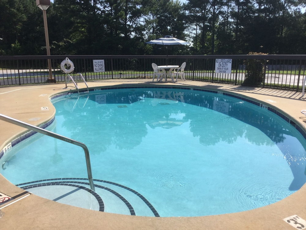 Days Inn by Wyndham Clinton Laurens I-26 1/26