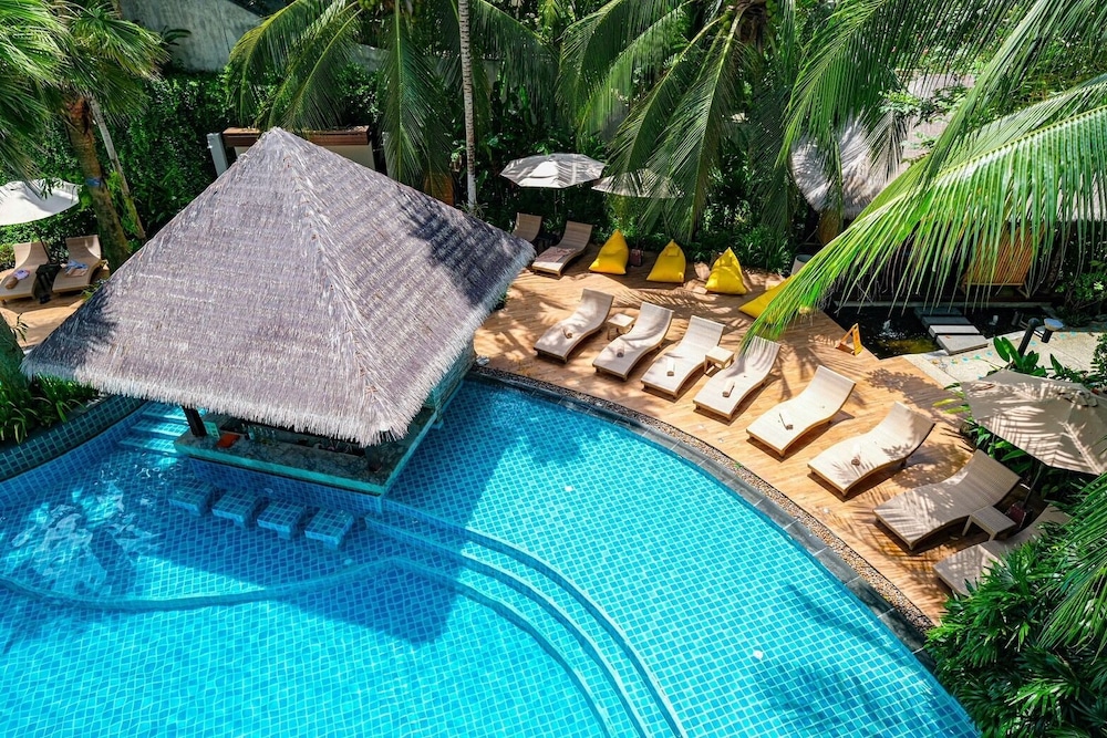 HULA HULA RESORT l truly tropical and fun wellness 64/90