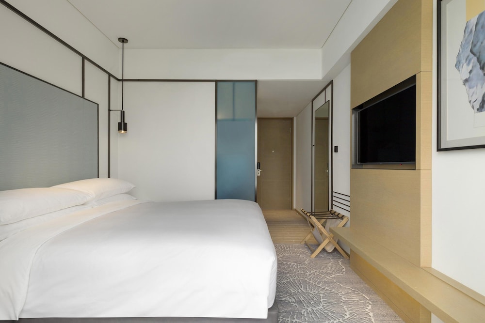 TRADITIONAL, KING BED, CITY VIEW