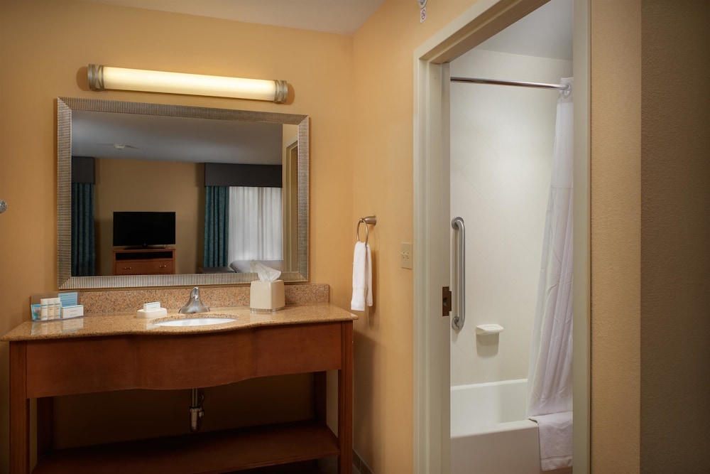Hampton Inn & Suites Canton 17/54