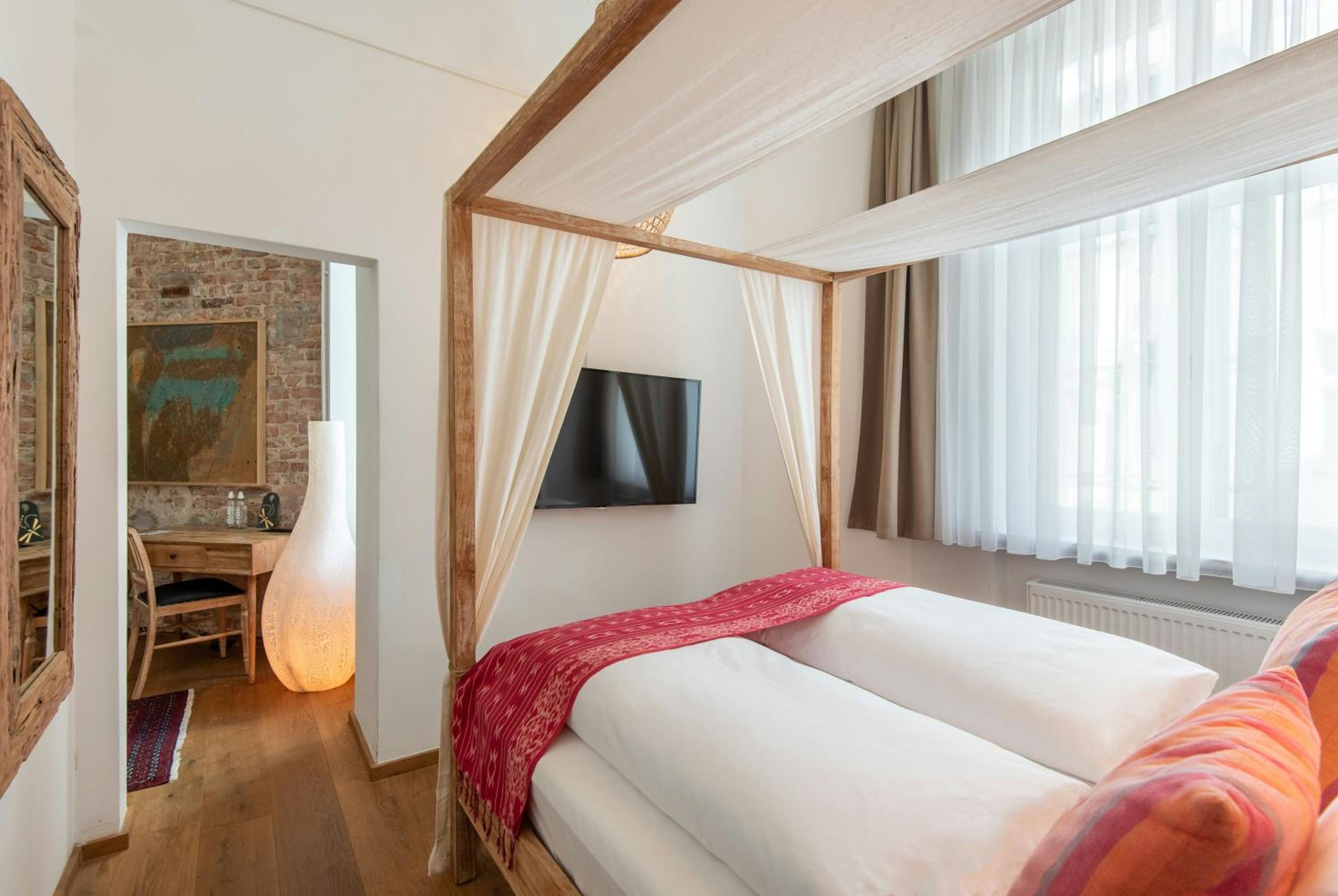 Comfy, Plus, Queen Bed