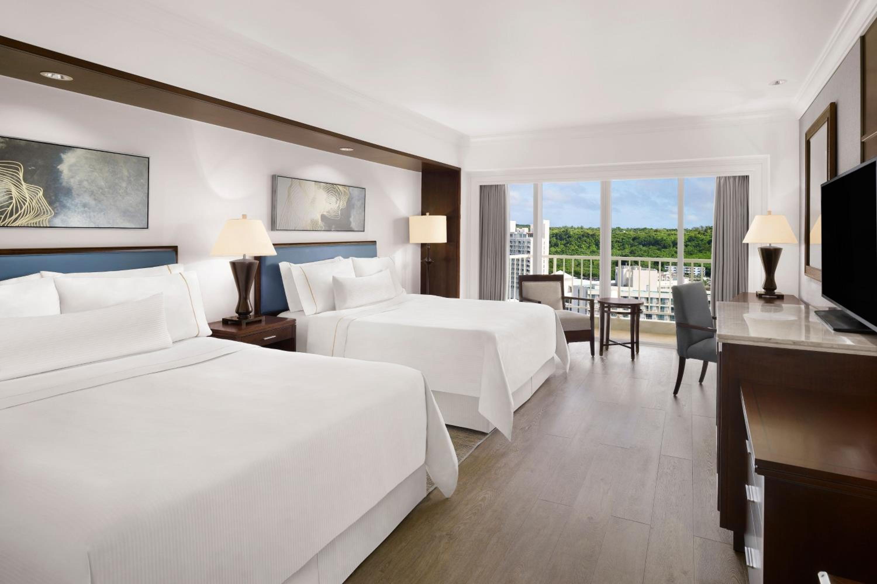 Club, Guest Room, 2 Queen Beds, Partial Ocean View, Executive Level, Balcony, High Floor
