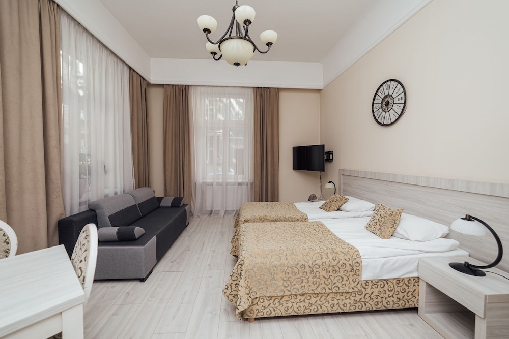 STUDIO, SUITE