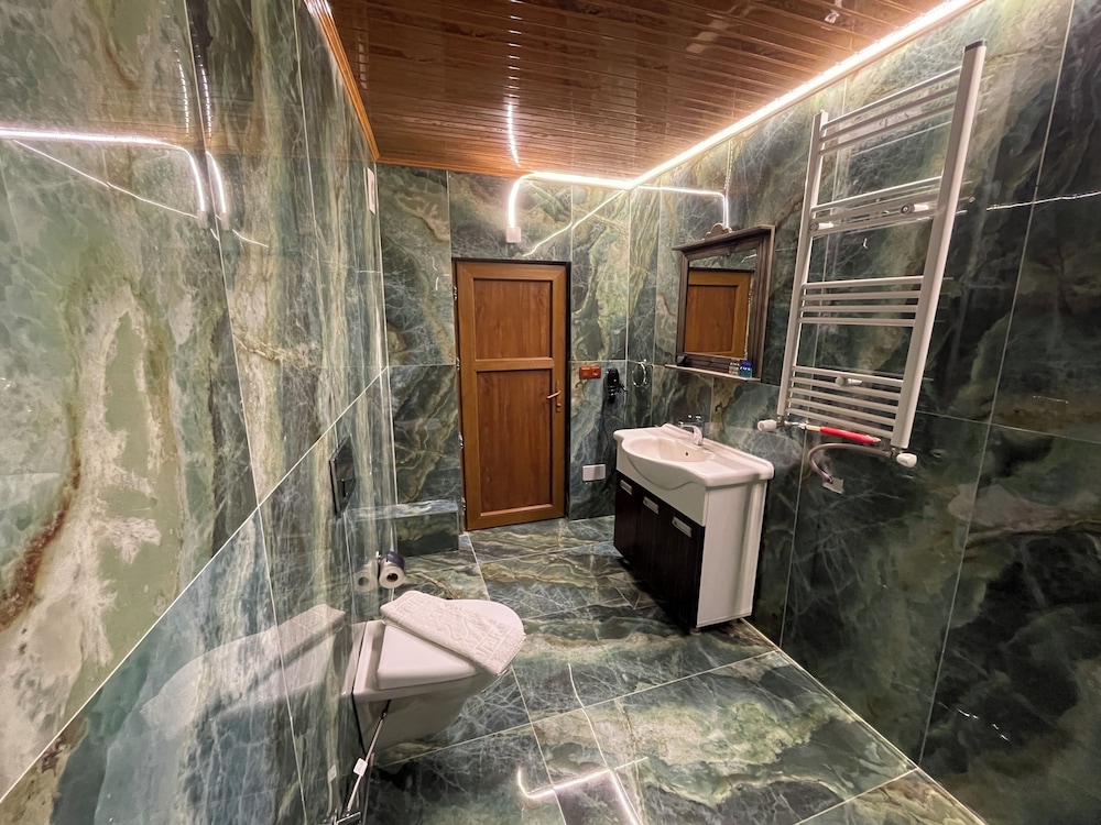 Falcon Cave Suites 23/49