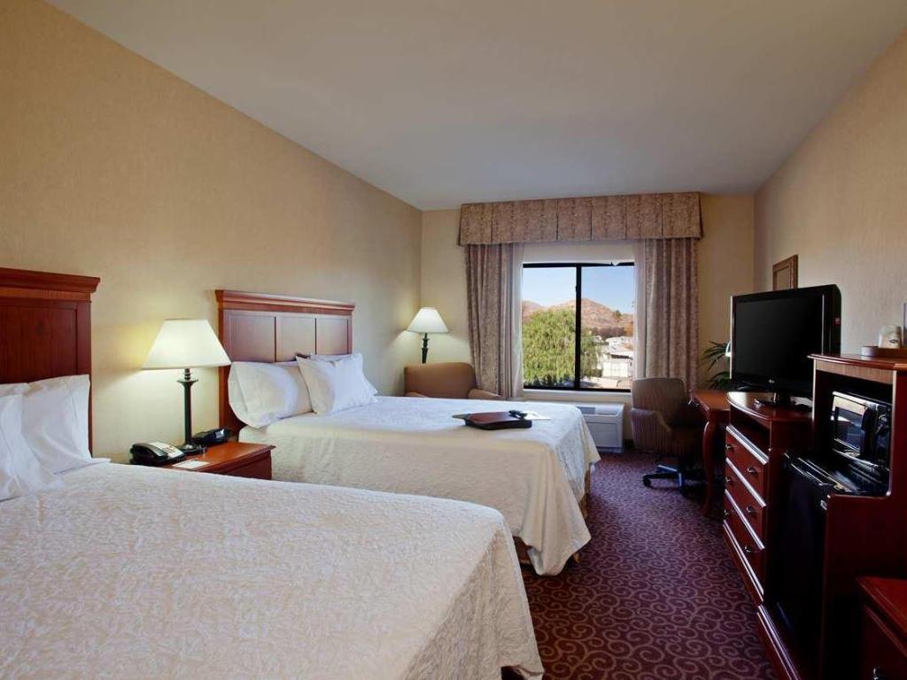 Suite, 2 Queen Beds, Sofa, Accessible