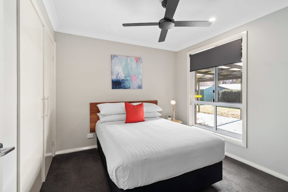 House, 1 Queen and 2 Double Beds