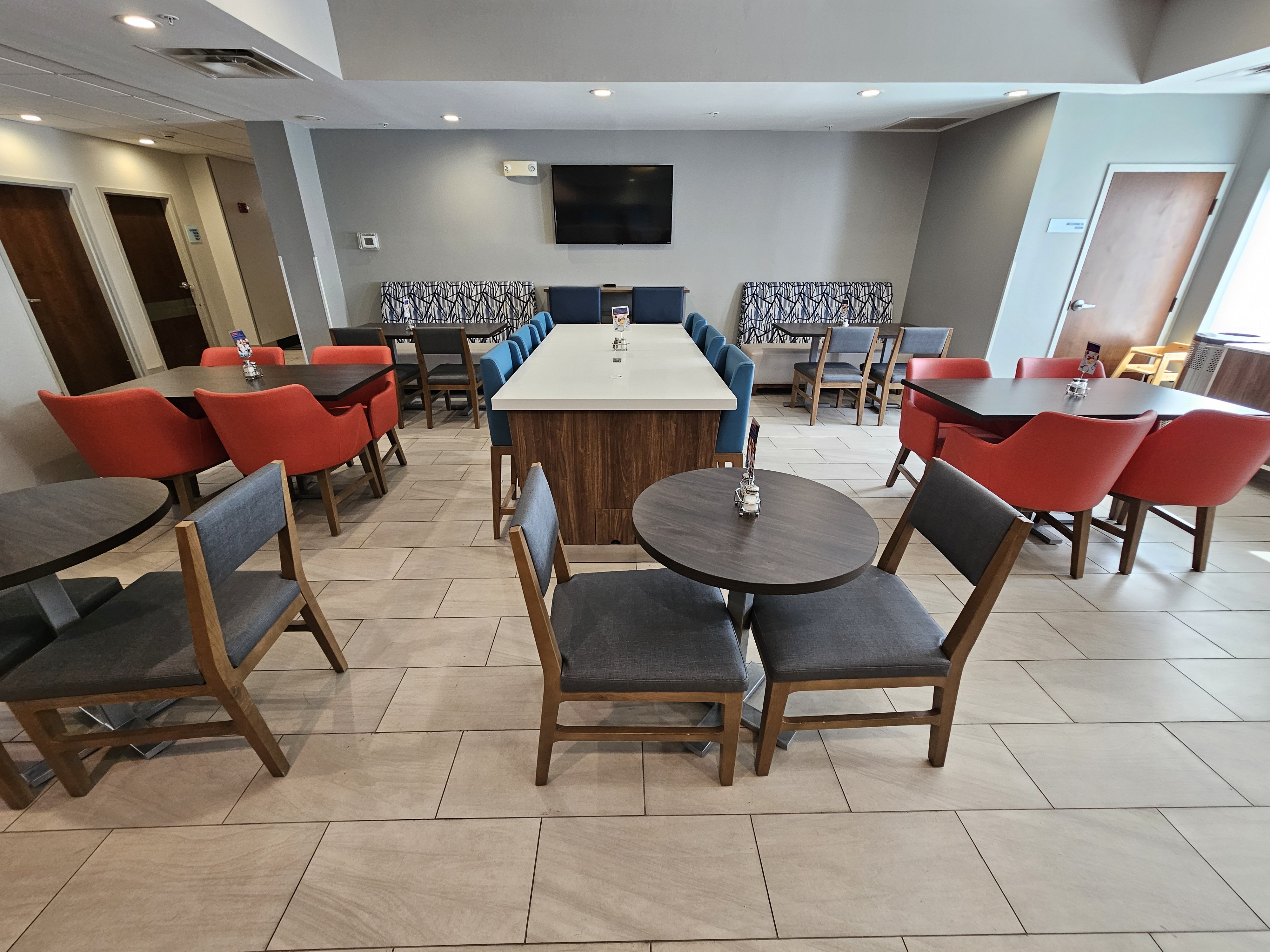 Holiday Inn Express Hotel & Suites Cincinnati-Blue Ash 62/72