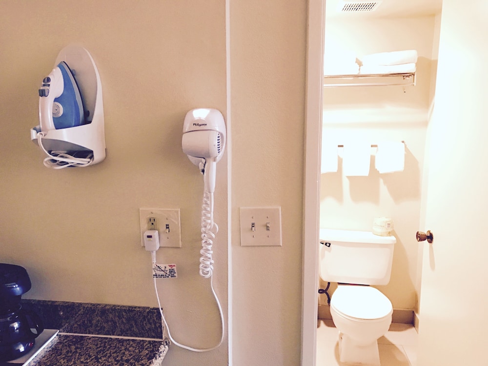 Days Inn by Wyndham Anaheim Near The Park 18/45
