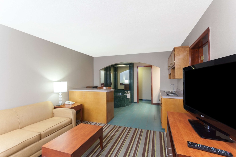 Super 8 By Wyndham Clarksville Northeast 14/21