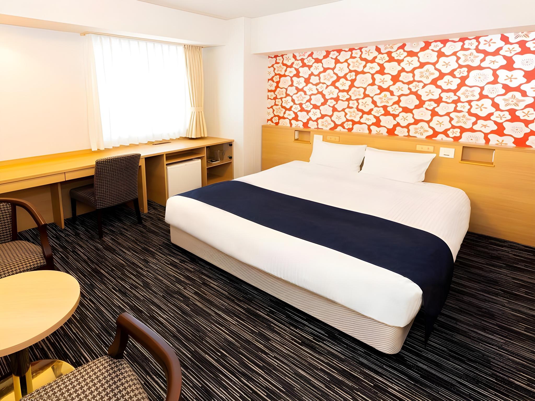 ROOM, DOUBLE BED