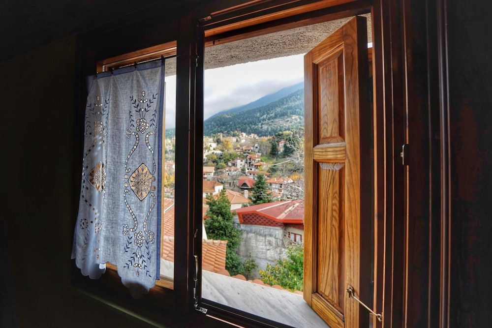 To Balcony Tis Agorianis 5/50