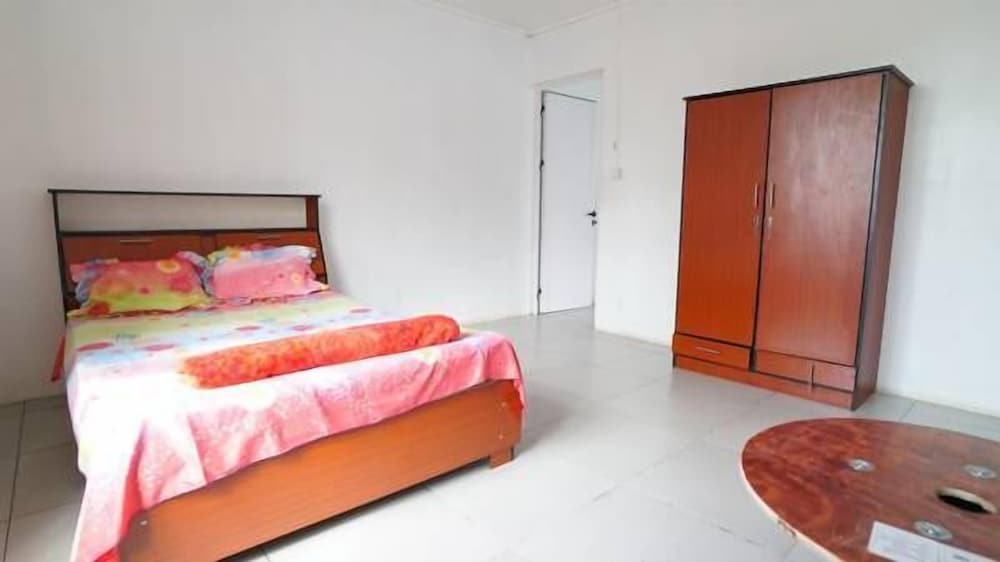 ROOM, DOUBLE BED, CORNER