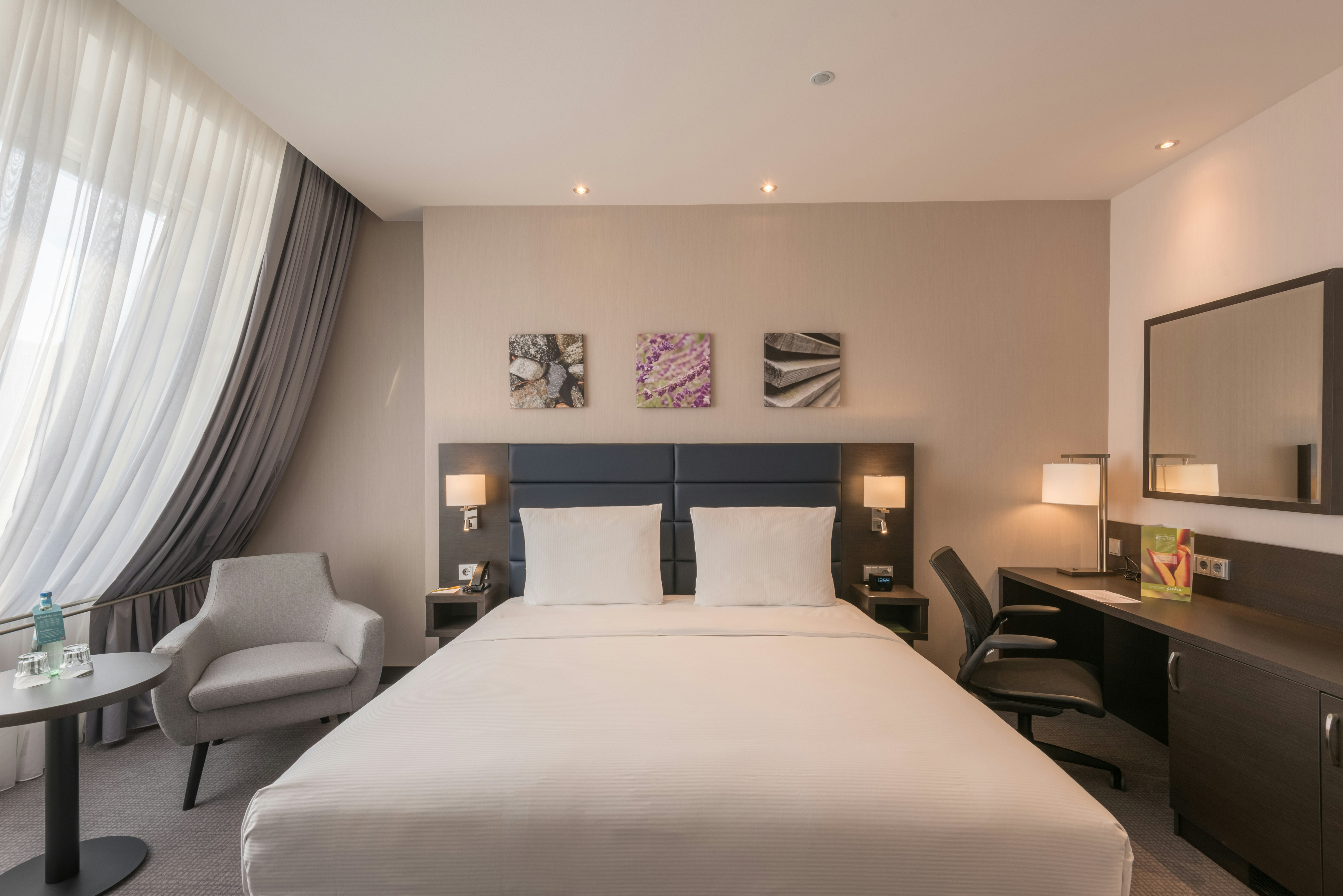 ROOM, QUEEN BED, ACCESSIBLE