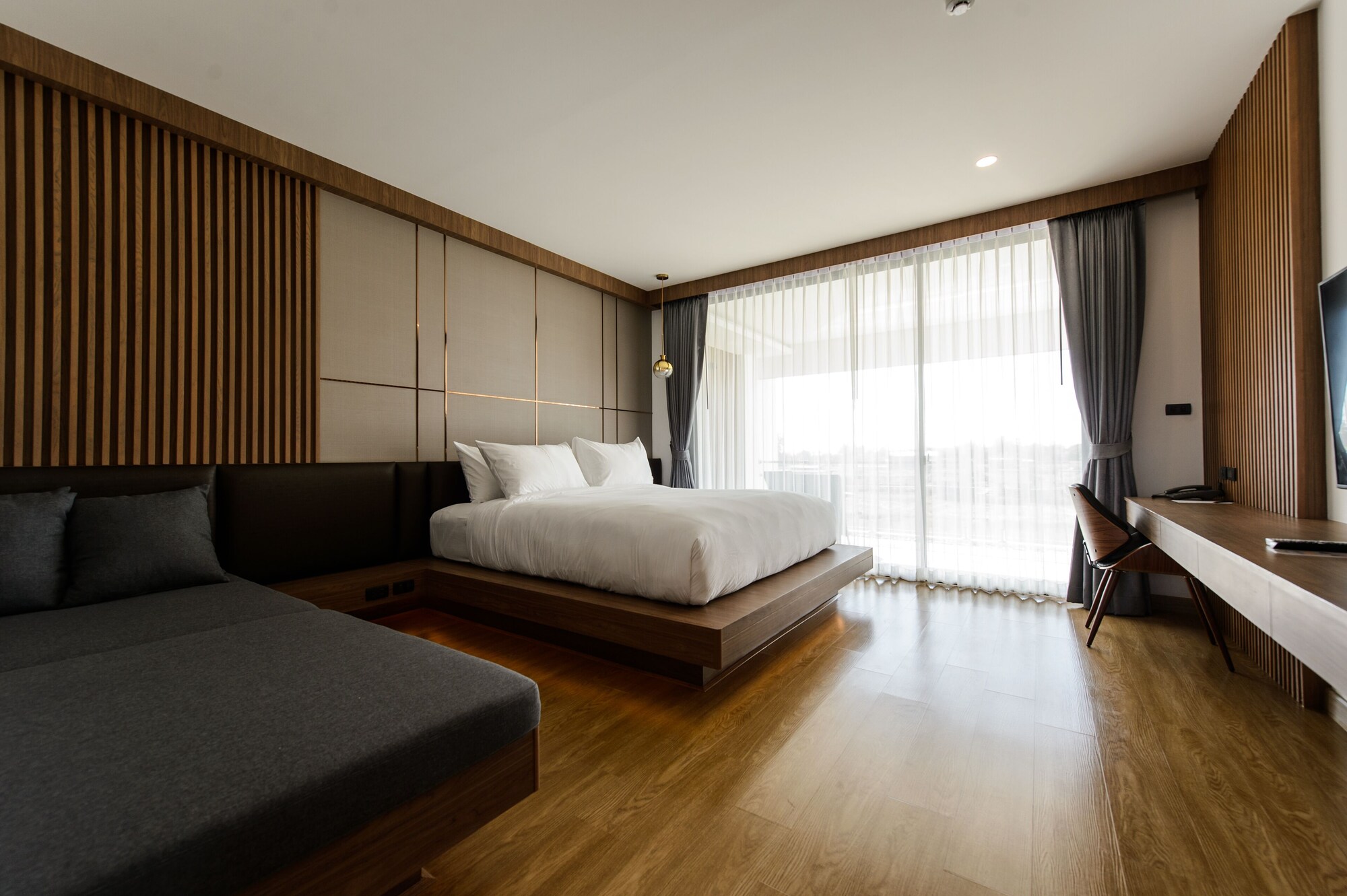 SUITE, KING BED