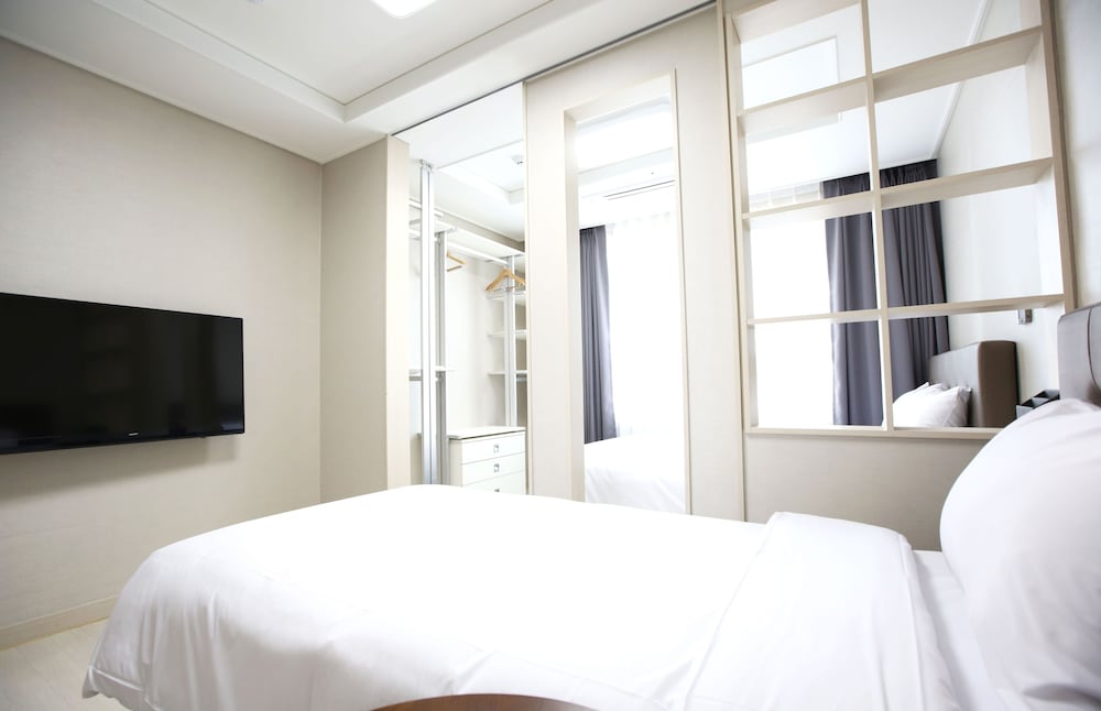 AM HOTEL 13/44