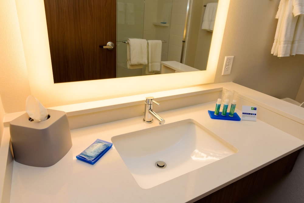 Holiday Inn Express Suites Mckinney Frisco East 18/36