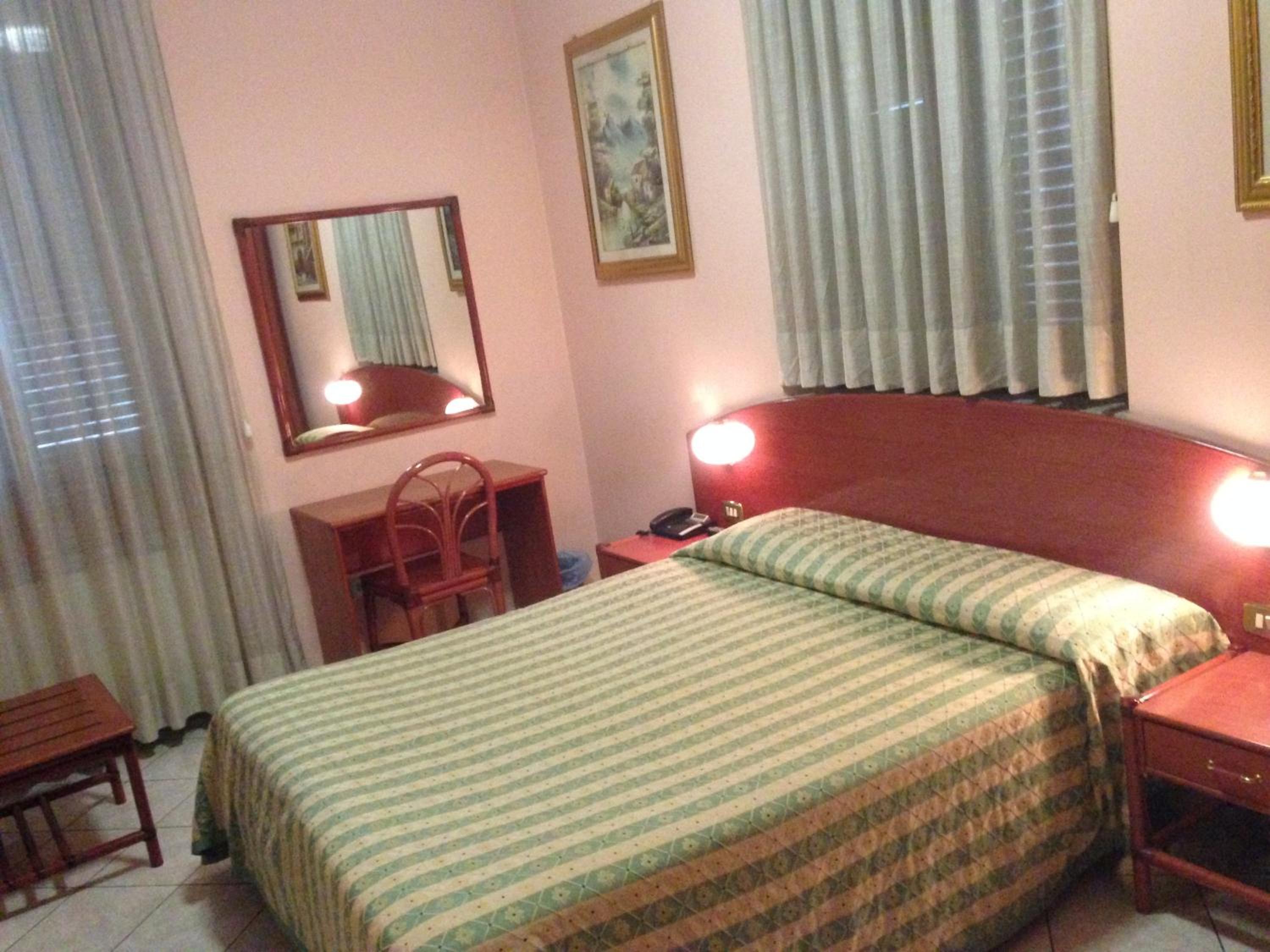 غرفة ثلاثية بسرير كوين وسرير فردي، Hotel La Caravella 2/8