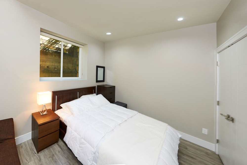 Signature, 7 Bedrooms, House, 7 Queen Beds, Mountain View, Sofa, The Chateau 4/10