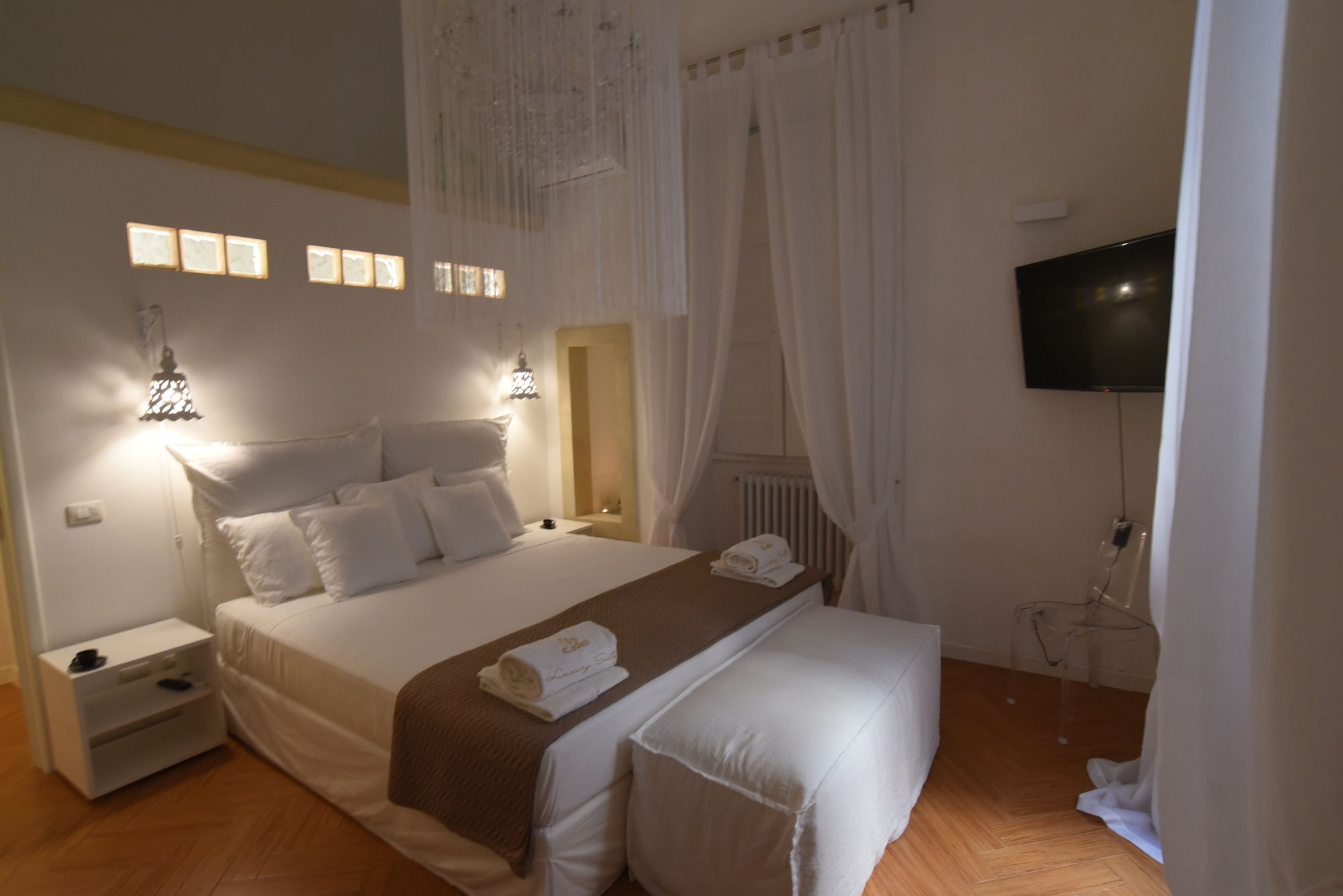 1 BEDROOM, APARTMENT, QUEEN BED, SOFA