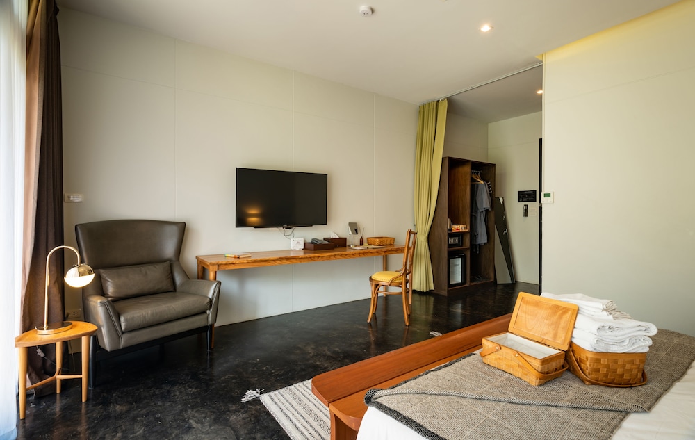 Cherlock Hotel 32/48