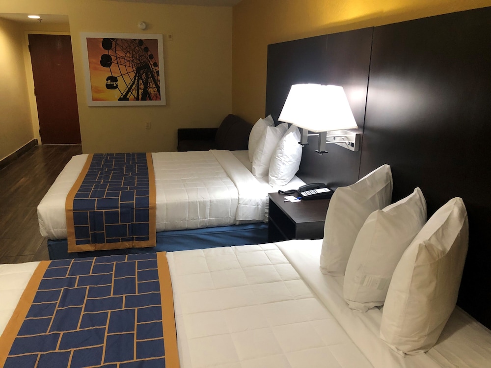 Days Inn And Suites By Wyndham Tampa Raymond James Stadium 18/51