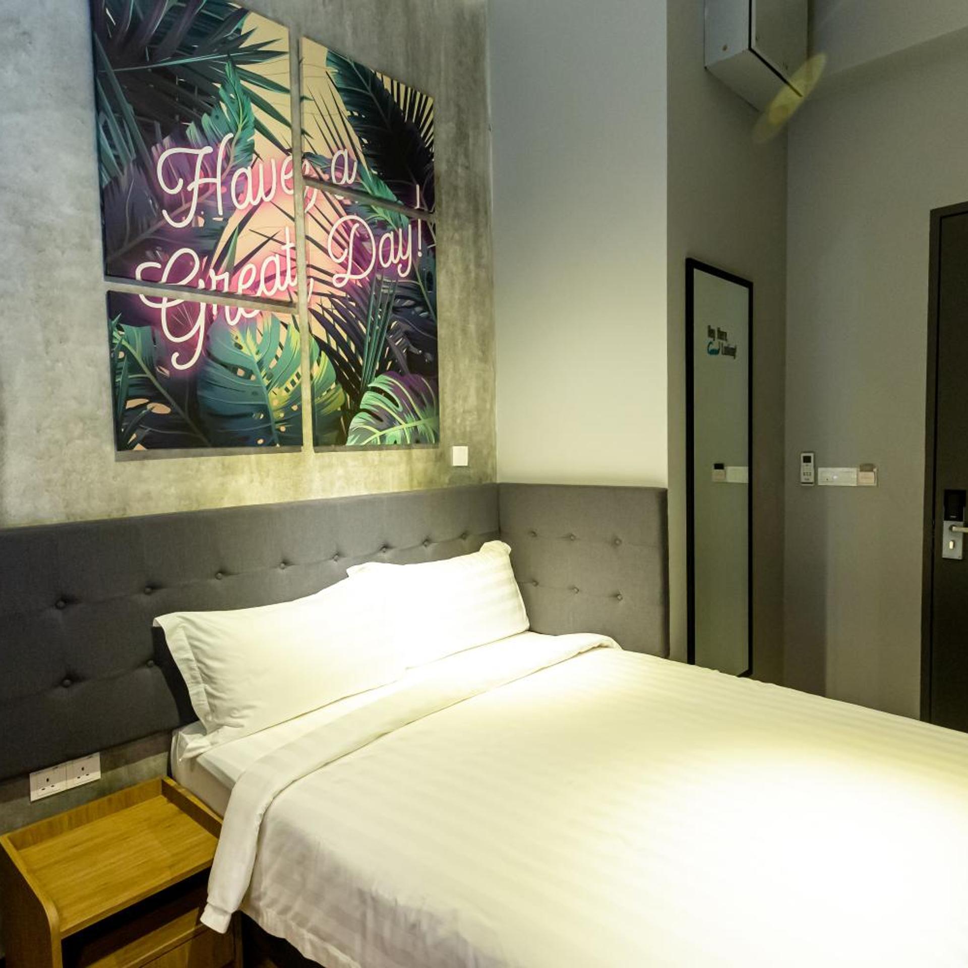 Room, Queen Bed, No Window