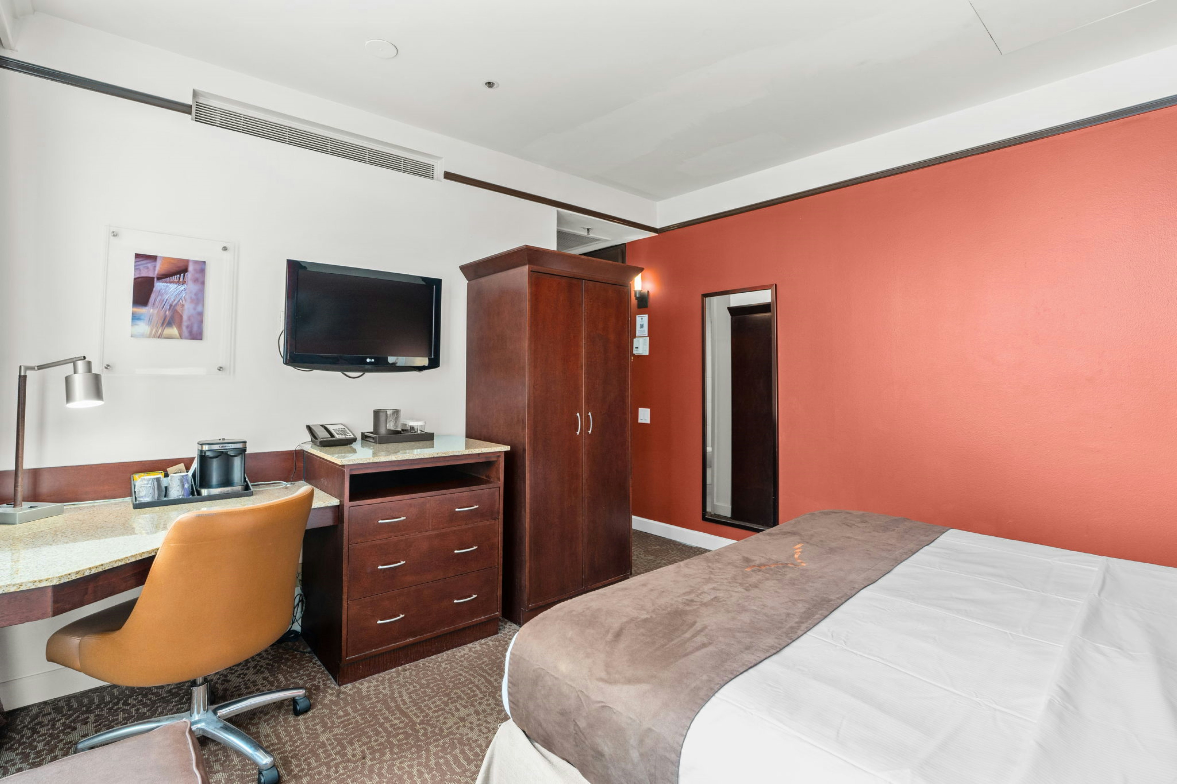 ROOM, KING BED