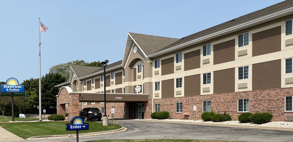 Days Inn & Suites by Wyndham Green Bay WI. 1/38