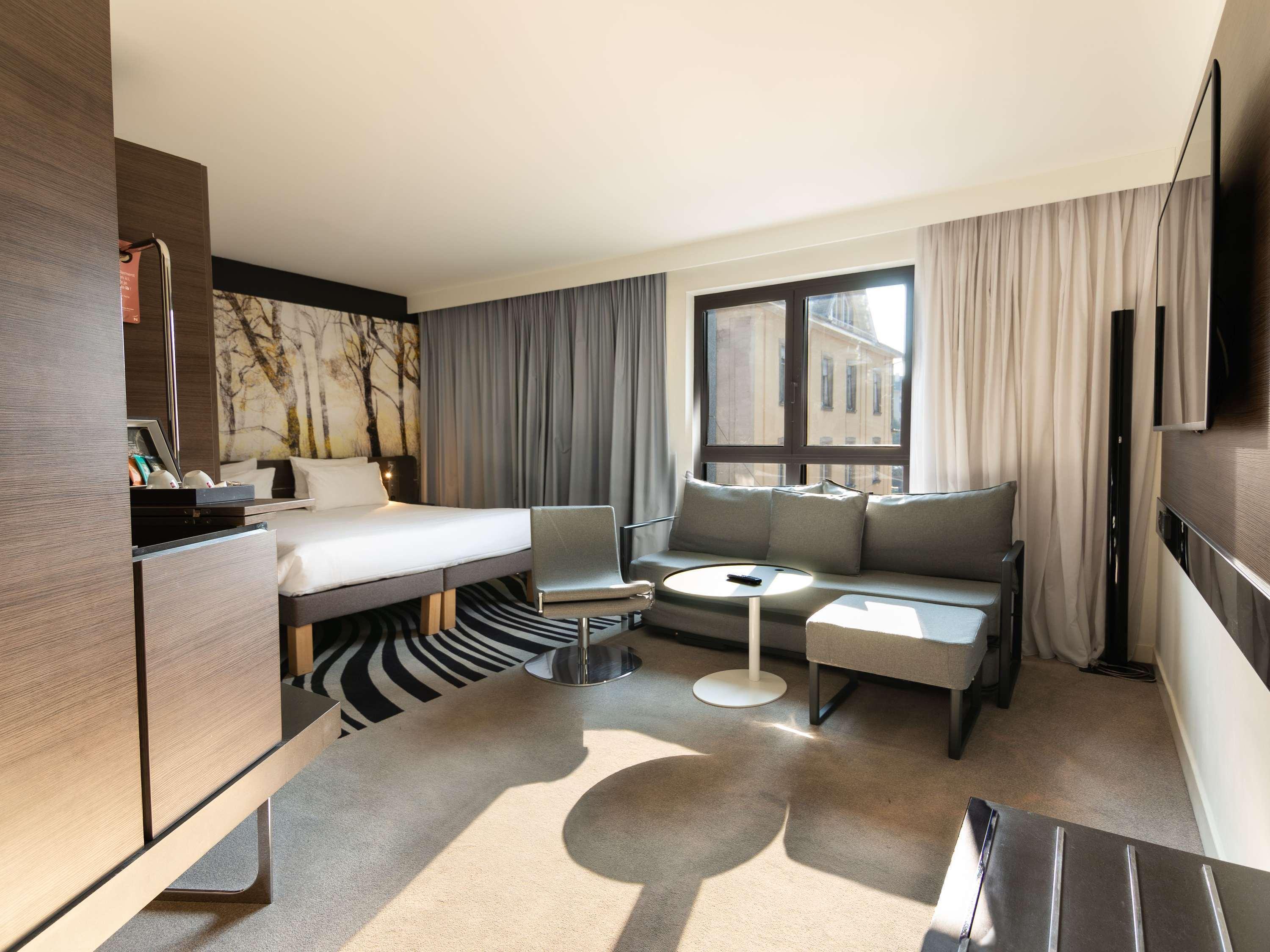 SUPERIOR, SUITE, QUEEN BED, SOFA