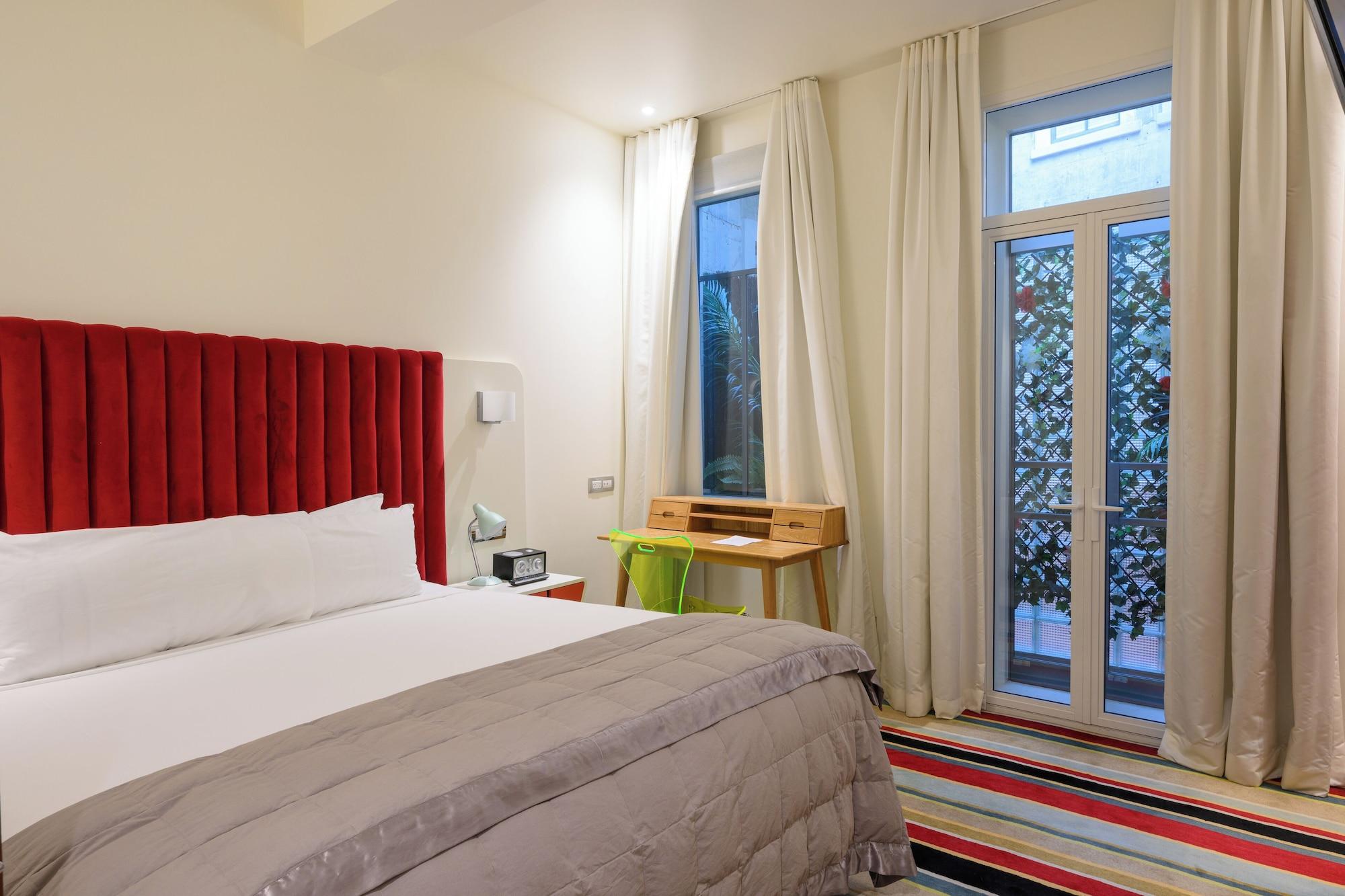 Courtyard, Suite