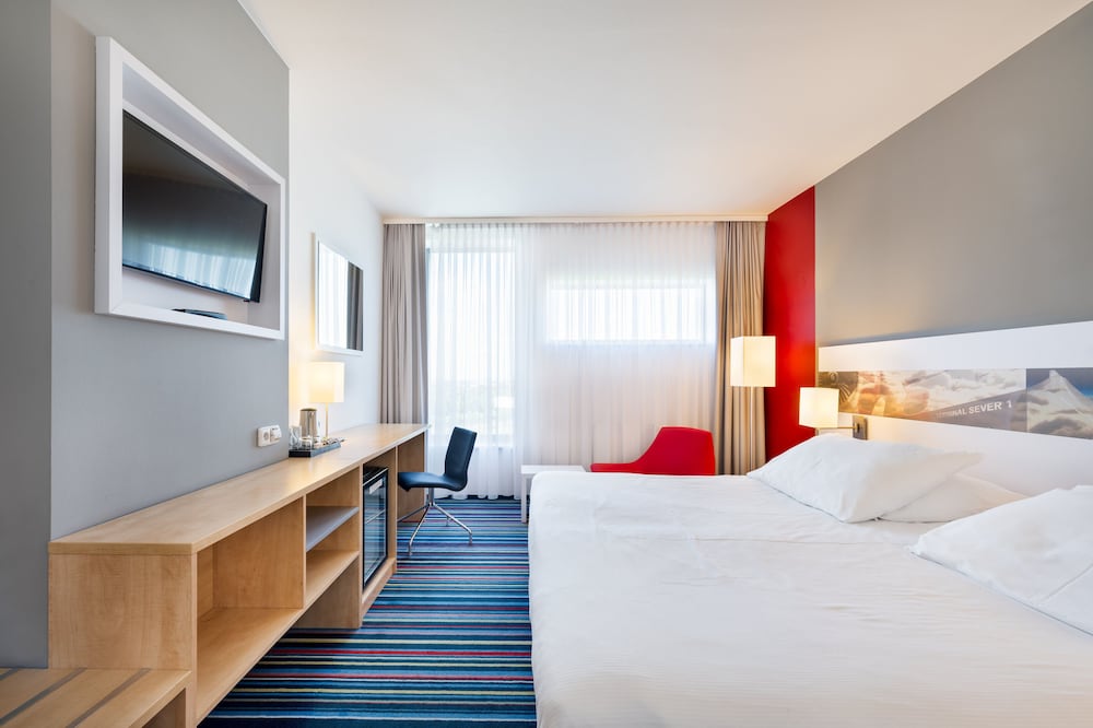 HOLIDAY INN PRAGUE AIRPORT 30/76